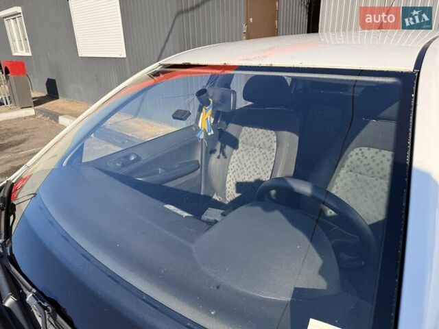 Белый Шкода Фабия, объемом двигателя 1.2 л и пробегом 197 тыс. км за 3900 $, фото 4 на Automoto.ua