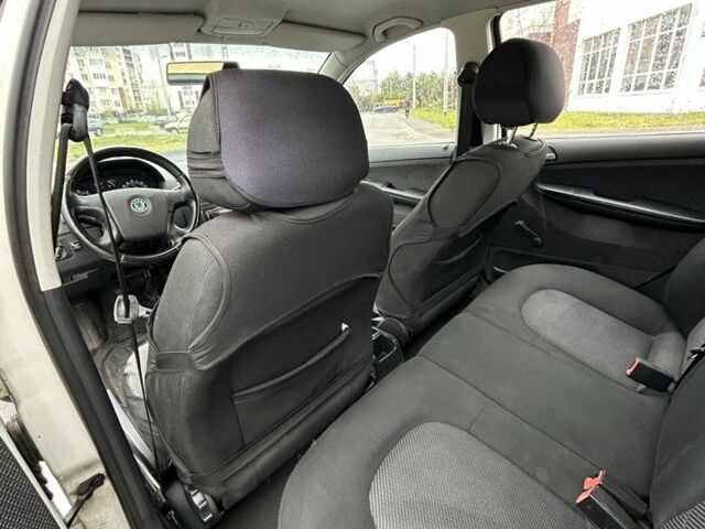 Білий Шкода Фабія, об'ємом двигуна 1.4 л та пробігом 248 тис. км за 2800 $, фото 11 на Automoto.ua