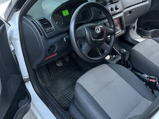 Білий Шкода Фабія, об'ємом двигуна 1.2 л та пробігом 300 тис. км за 5100 $, фото 4 на Automoto.ua