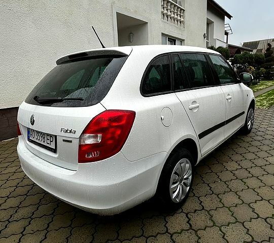 Белый Шкода Фабия, объемом двигателя 1.6 л и пробегом 175 тыс. км за 5900 $, фото 3 на Automoto.ua