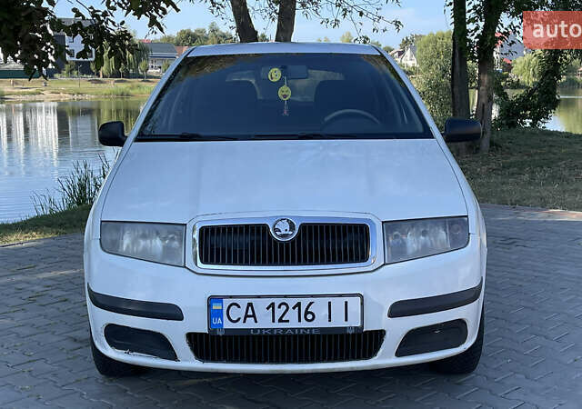 Белый Шкода Фабия, объемом двигателя 1.4 л и пробегом 300 тыс. км за 2300 $, фото 2 на Automoto.ua