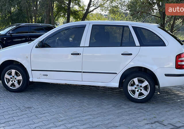 Белый Шкода Фабия, объемом двигателя 1.4 л и пробегом 300 тыс. км за 2300 $, фото 9 на Automoto.ua