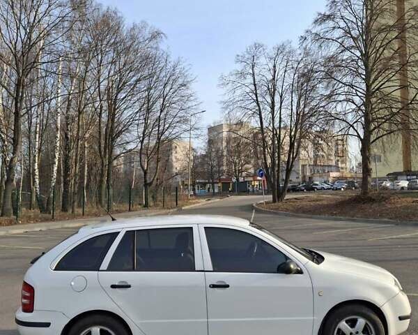 Белый Шкода Фабия, объемом двигателя 1.4 л и пробегом 206 тыс. км за 3600 $, фото 5 на Automoto.ua