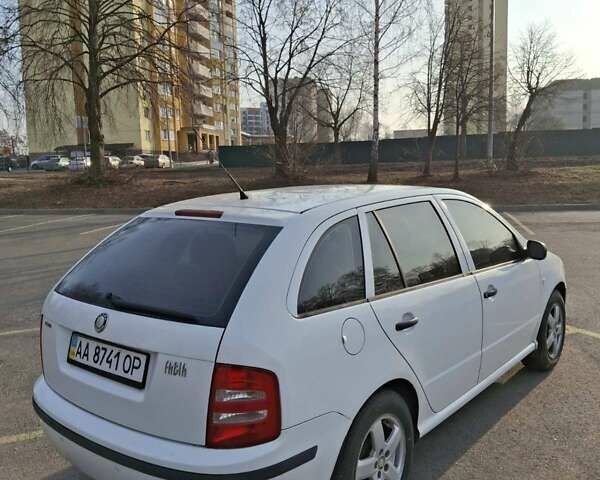 Белый Шкода Фабия, объемом двигателя 1.4 л и пробегом 206 тыс. км за 3600 $, фото 9 на Automoto.ua