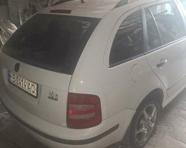 Белый Шкода Фабия, объемом двигателя 1.4 л и пробегом 313 тыс. км за 3000 $, фото 8 на Automoto.ua