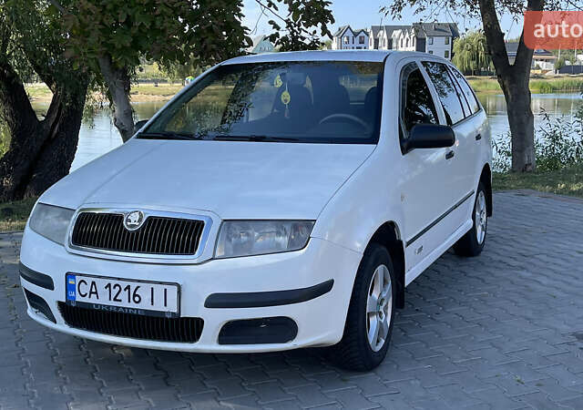 Белый Шкода Фабия, объемом двигателя 1.4 л и пробегом 300 тыс. км за 2300 $, фото 1 на Automoto.ua
