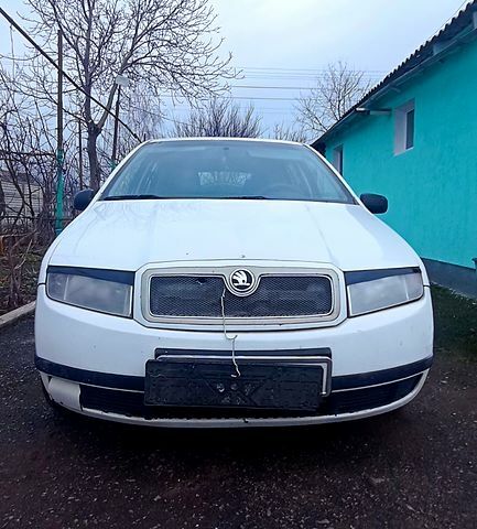 Белый Шкода Фабия, объемом двигателя 1.4 л и пробегом 285 тыс. км за 2350 $, фото 4 на Automoto.ua