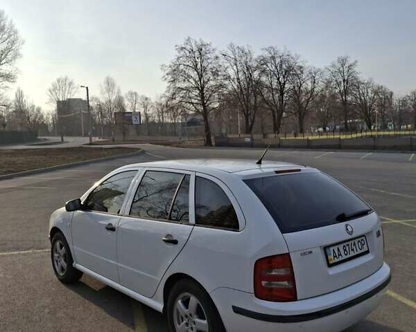 Белый Шкода Фабия, объемом двигателя 1.4 л и пробегом 206 тыс. км за 3600 $, фото 7 на Automoto.ua