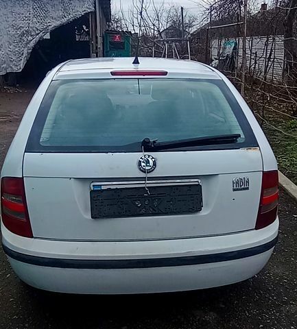 Белый Шкода Фабия, объемом двигателя 1.4 л и пробегом 285 тыс. км за 2350 $, фото 7 на Automoto.ua