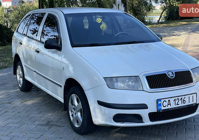 Белый Шкода Фабия, объемом двигателя 1.4 л и пробегом 300 тыс. км за 2300 $, фото 3 на Automoto.ua