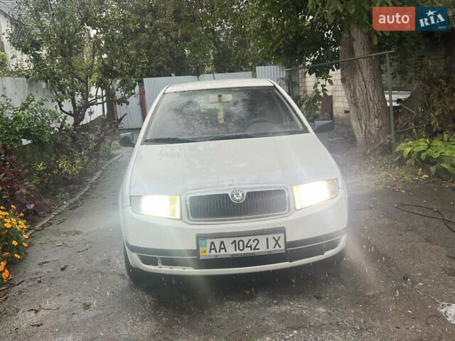 Белый Шкода Фабия, объемом двигателя 1.2 л и пробегом 303 тыс. км за 1800 $, фото 2 на Automoto.ua
