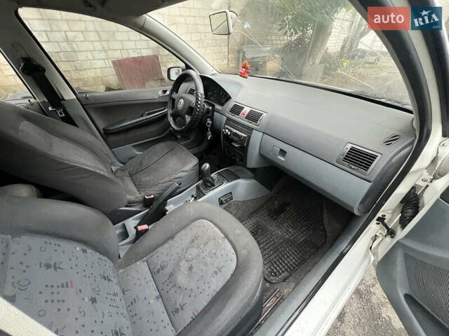 Белый Шкода Фабия, объемом двигателя 1.2 л и пробегом 303 тыс. км за 1800 $, фото 7 на Automoto.ua