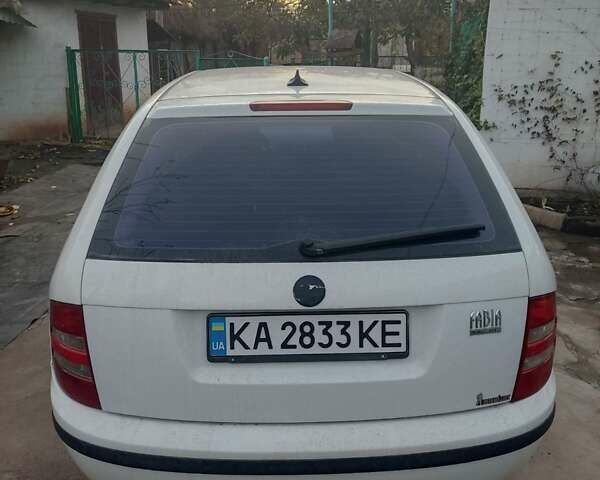 Белый Шкода Фабия, объемом двигателя 1.2 л и пробегом 202 тыс. км за 4000 $, фото 1 на Automoto.ua