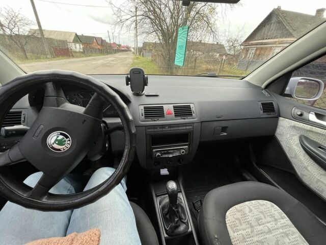 Белый Шкода Фабия, объемом двигателя 1.4 л и пробегом 374 тыс. км за 2800 $, фото 3 на Automoto.ua