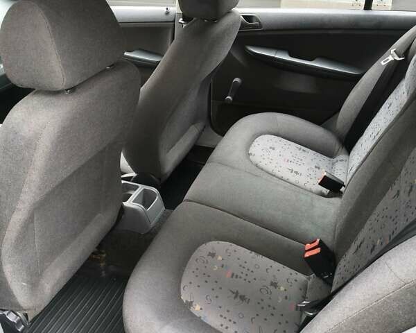 Белый Шкода Фабия, объемом двигателя 1.2 л и пробегом 271 тыс. км за 3450 $, фото 4 на Automoto.ua