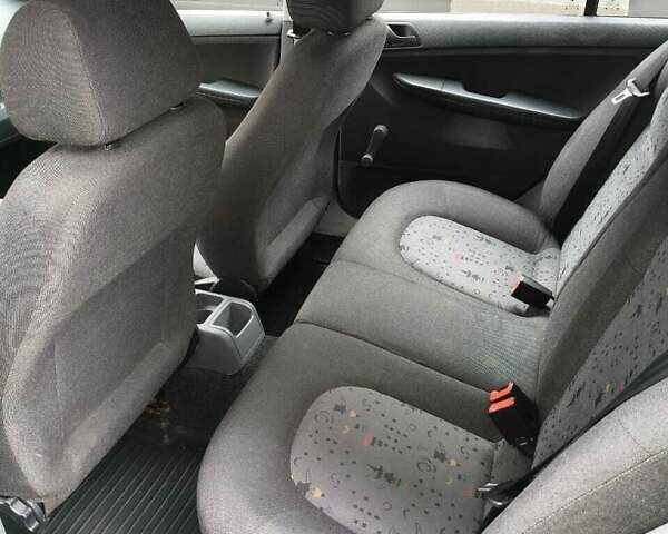 Белый Шкода Фабия, объемом двигателя 1.2 л и пробегом 271 тыс. км за 3400 $, фото 5 на Automoto.ua