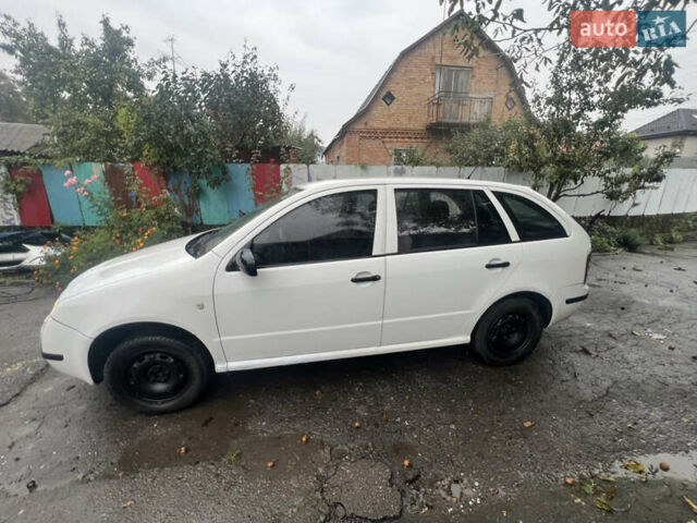 Белый Шкода Фабия, объемом двигателя 1.2 л и пробегом 303 тыс. км за 1800 $, фото 4 на Automoto.ua