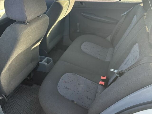 Білий Шкода Фабія, об'ємом двигуна 1.4 л та пробігом 270 тис. км за 2999 $, фото 6 на Automoto.ua