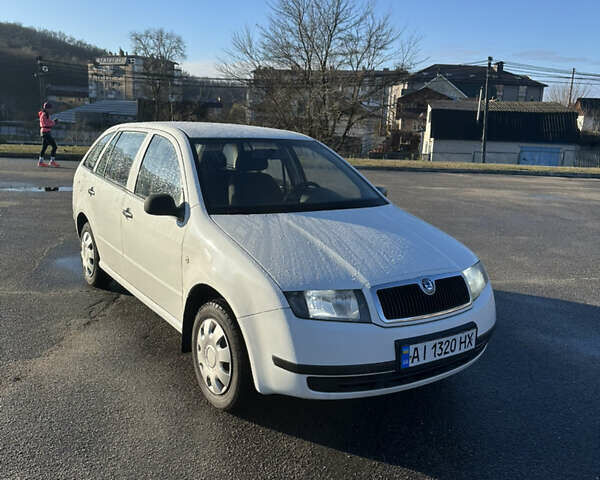 Белый Шкода Фабия, объемом двигателя 1.4 л и пробегом 270 тыс. км за 2999 $, фото 1 на Automoto.ua