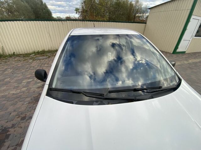 Шкода Фабия 2003 в Хмельницком на Automoto.ua Белый Шкода Фабия, объемом двигателя 1.4 л и пробегом 394 тыс. км за 2400 $, фото 12 на Automoto.ua