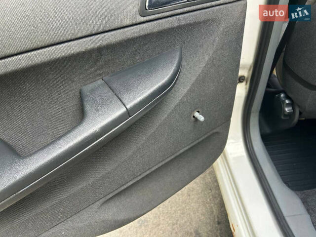 Белый Шкода Фабия, объемом двигателя 1.39 л и пробегом 290 тыс. км за 2500 $, фото 33 на Automoto.ua