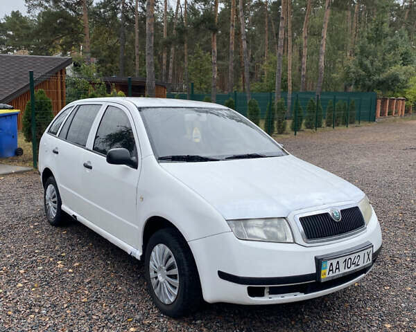 Белый Шкода Фабия, объемом двигателя 1.2 л и пробегом 320 тыс. км за 1650 $, фото 2 на Automoto.ua
