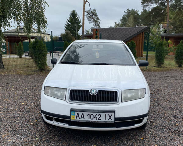 Белый Шкода Фабия, объемом двигателя 1.2 л и пробегом 320 тыс. км за 1650 $, фото 1 на Automoto.ua