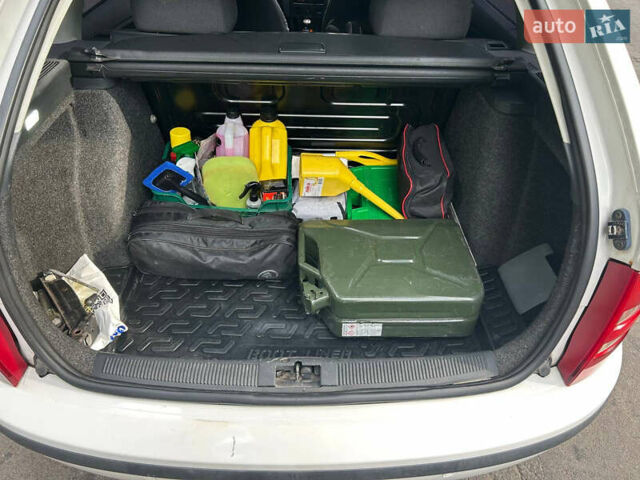 Белый Шкода Фабия, объемом двигателя 1.39 л и пробегом 290 тыс. км за 2500 $, фото 35 на Automoto.ua