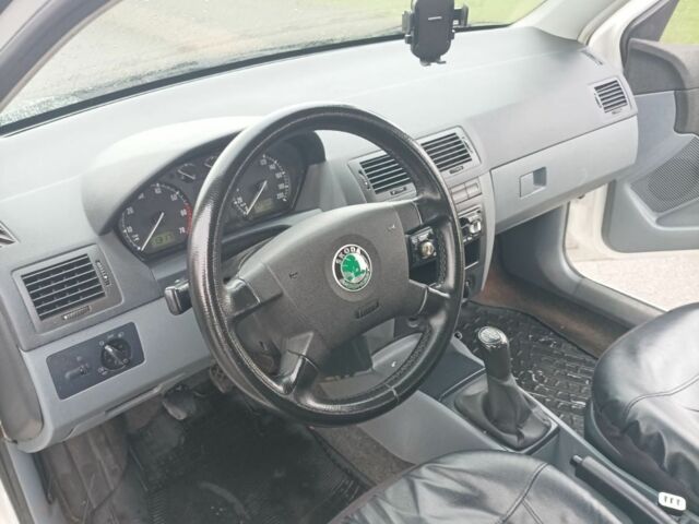 Белый Шкода Фабия, объемом двигателя 1.2 л и пробегом 309 тыс. км за 2800 $, фото 5 на Automoto.ua