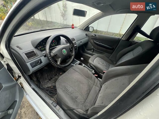 Белый Шкода Фабия, объемом двигателя 1.2 л и пробегом 303 тыс. км за 1800 $, фото 8 на Automoto.ua