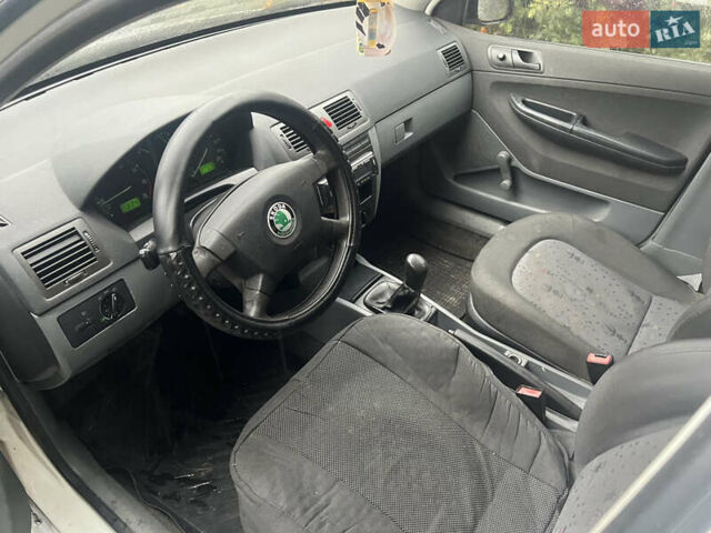 Белый Шкода Фабия, объемом двигателя 1.2 л и пробегом 303 тыс. км за 1800 $, фото 7 на Automoto.ua