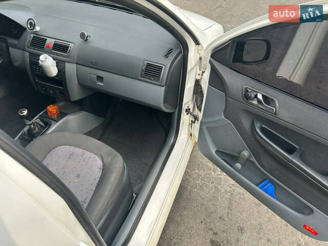 Белый Шкода Фабия, объемом двигателя 1.39 л и пробегом 290 тыс. км за 2500 $, фото 37 на Automoto.ua