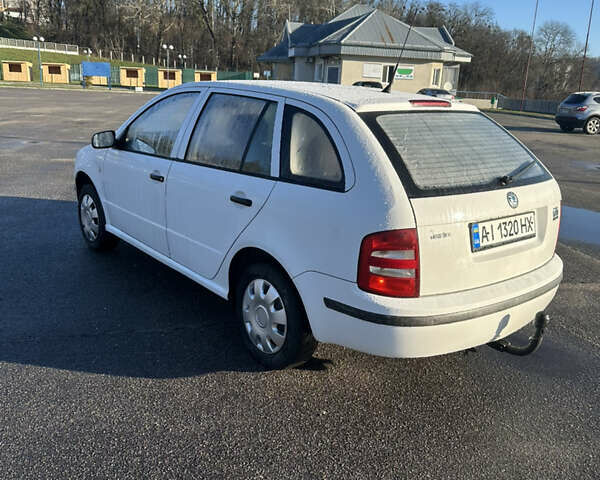 Белый Шкода Фабия, объемом двигателя 1.4 л и пробегом 270 тыс. км за 2999 $, фото 4 на Automoto.ua