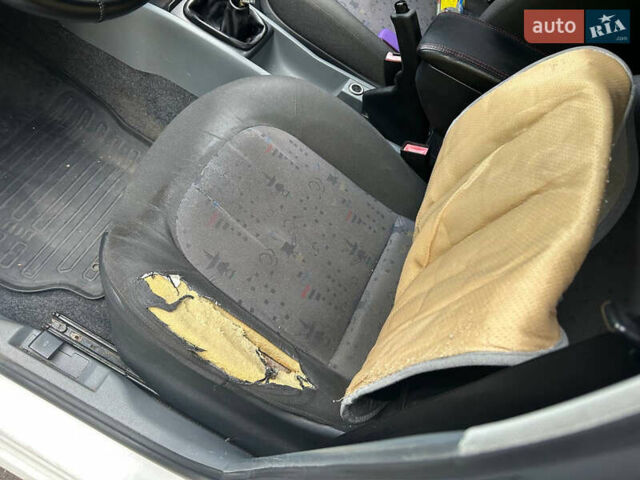 Белый Шкода Фабия, объемом двигателя 1.39 л и пробегом 290 тыс. км за 2500 $, фото 29 на Automoto.ua