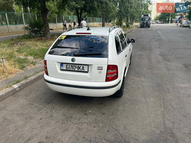 Белый Шкода Фабия, объемом двигателя 1.39 л и пробегом 290 тыс. км за 2500 $, фото 4 на Automoto.ua