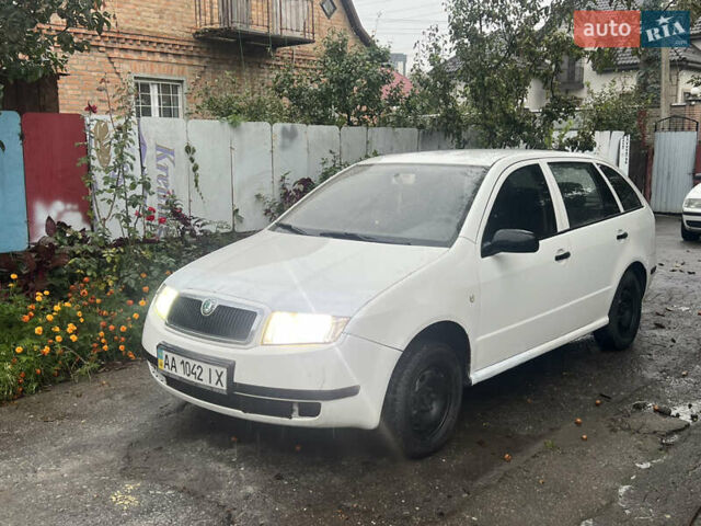 Белый Шкода Фабия, объемом двигателя 1.2 л и пробегом 303 тыс. км за 1800 $, фото 1 на Automoto.ua