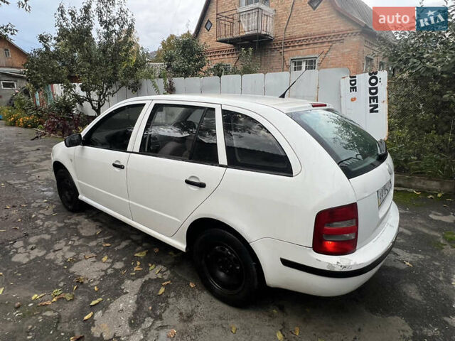 Белый Шкода Фабия, объемом двигателя 1.2 л и пробегом 303 тыс. км за 1800 $, фото 4 на Automoto.ua