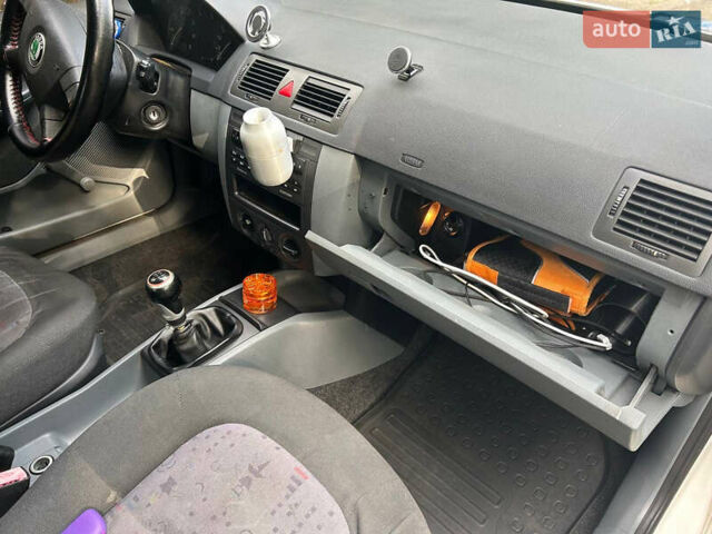 Белый Шкода Фабия, объемом двигателя 1.39 л и пробегом 290 тыс. км за 2500 $, фото 38 на Automoto.ua