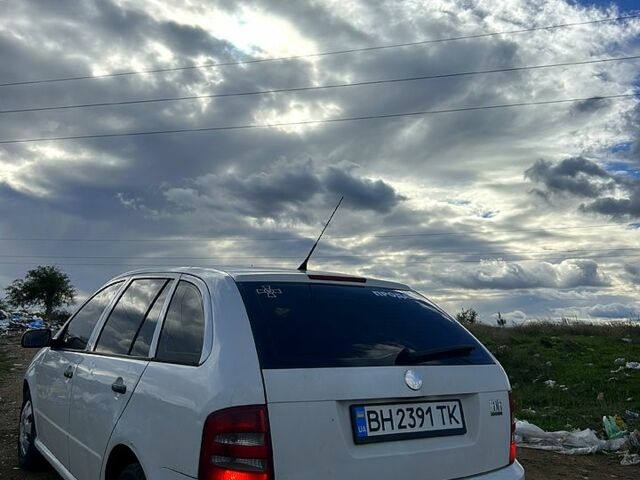 Белый Шкода Фабия, объемом двигателя 1.2 л и пробегом 235 тыс. км за 2900 $, фото 3 на Automoto.ua