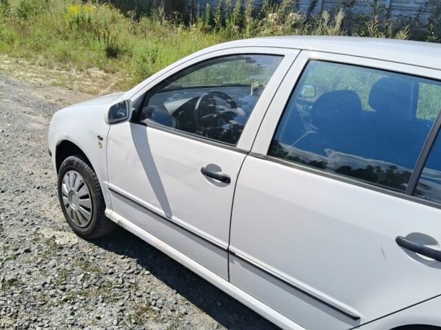 Белый Шкода Фабия, объемом двигателя 1.4 л и пробегом 312 тыс. км за 2900 $, фото 5 на Automoto.ua