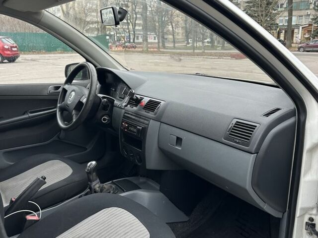 Белый Шкода Фабия, объемом двигателя 1.9 л и пробегом 300 тыс. км за 1750 $, фото 7 на Automoto.ua