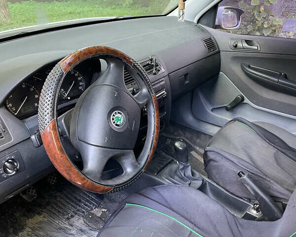 Белый Шкода Фабия, объемом двигателя 1.2 л и пробегом 330 тыс. км за 200 $, фото 3 на Automoto.ua