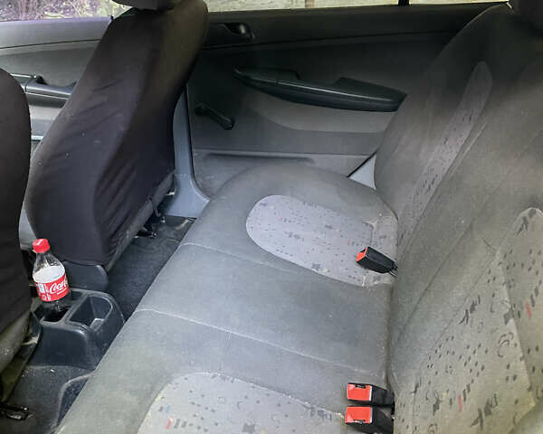 Белый Шкода Фабия, объемом двигателя 1.2 л и пробегом 330 тыс. км за 200 $, фото 4 на Automoto.ua