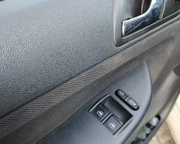 Белый Шкода Фабия, объемом двигателя 1.4 л и пробегом 257 тыс. км за 3000 $, фото 8 на Automoto.ua