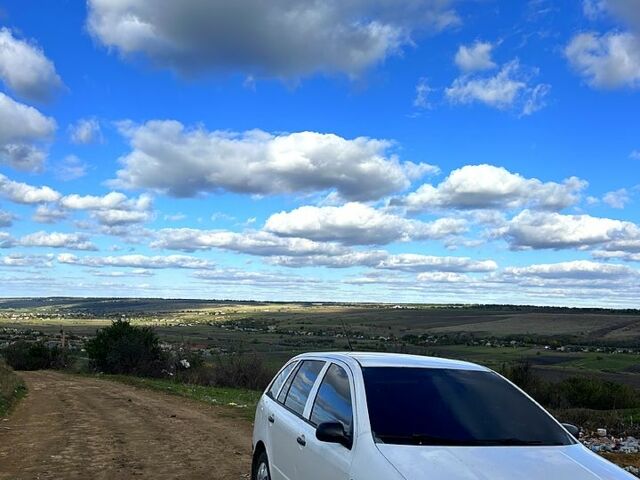 Белый Шкода Фабия, объемом двигателя 1.2 л и пробегом 235 тыс. км за 2900 $, фото 2 на Automoto.ua