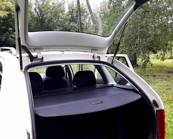 Білий Шкода Фабія, об'ємом двигуна 1.2 л та пробігом 266 тис. км за 4000 $, фото 26 на Automoto.ua