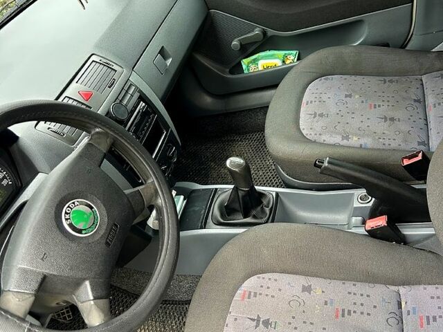 Белый Шкода Фабия, объемом двигателя 1.2 л и пробегом 235 тыс. км за 2900 $, фото 5 на Automoto.ua