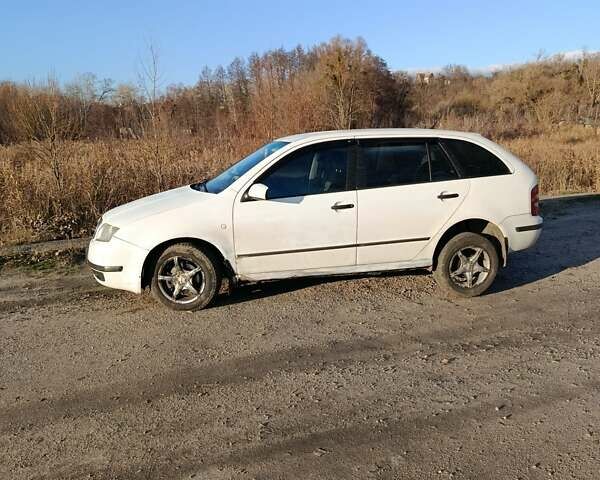 Белый Шкода Фабия, объемом двигателя 1.4 л и пробегом 257 тыс. км за 3000 $, фото 2 на Automoto.ua