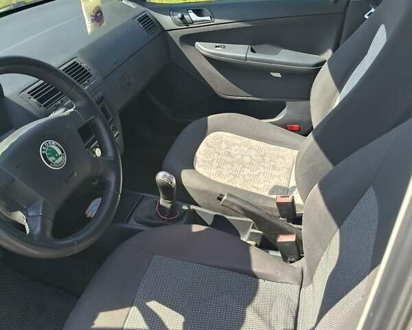 Белый Шкода Фабия, объемом двигателя 1.4 л и пробегом 312 тыс. км за 2900 $, фото 5 на Automoto.ua