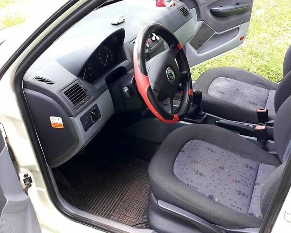 Білий Шкода Фабія, об'ємом двигуна 1.2 л та пробігом 266 тис. км за 4000 $, фото 13 на Automoto.ua